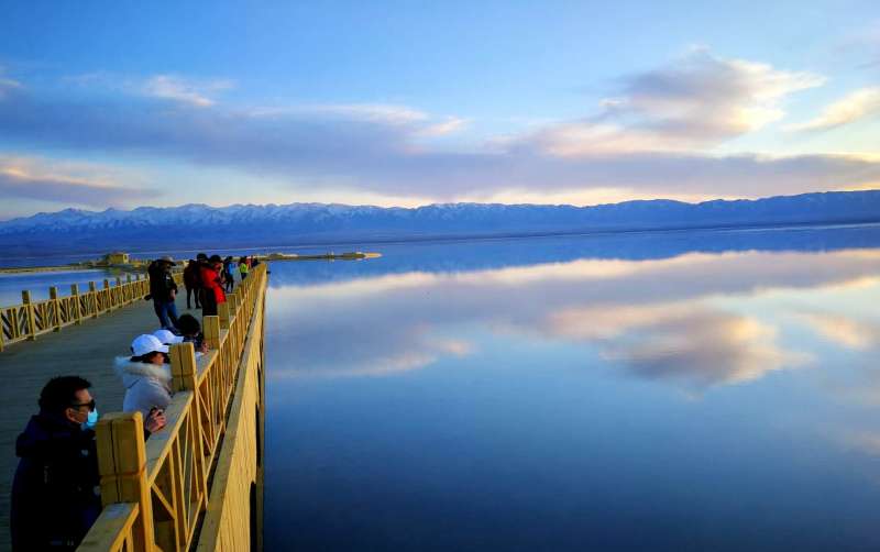 【打造高地 建设“四地”】“天空之镜”茶卡盐湖景区迎来暑期旅游热